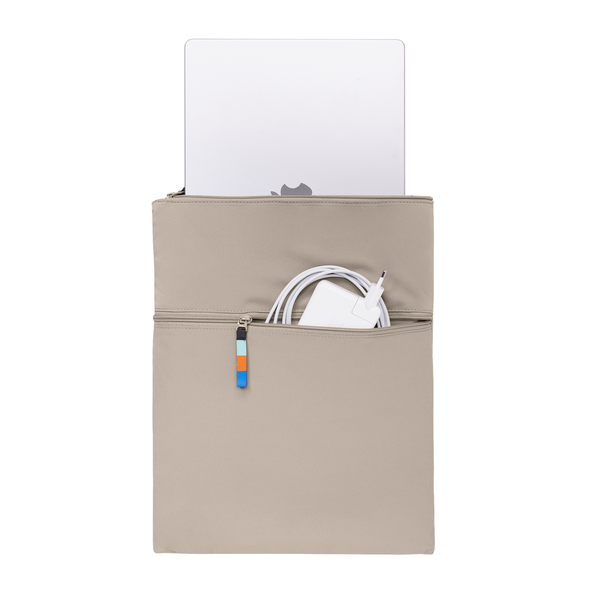 ROLLTOP Accessoire in scallop (helles Beige) mit Laptop und Ladezubehör in Frontansicht.