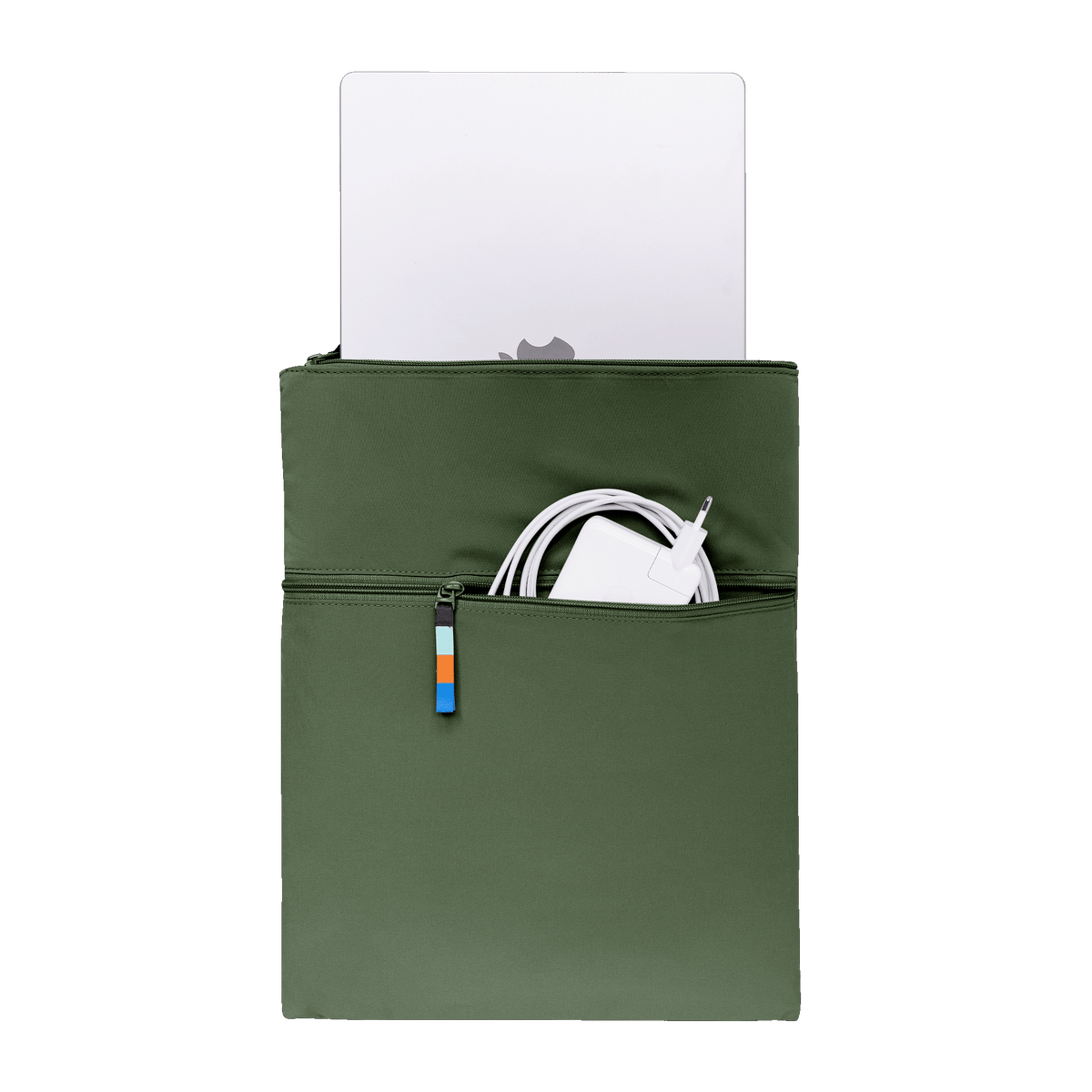 ROLLTOP Tasche in seafloor (tiefes Dunkelgrün) mit einem Laptop und Ladegerät in den geöffneten Fächern.