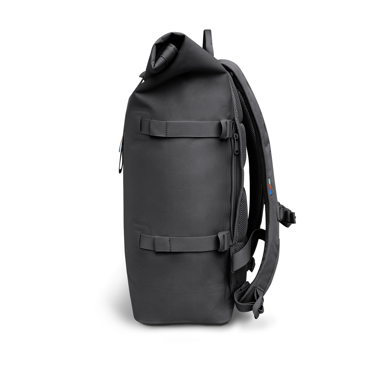 ROLLTOP 2.0 Rucksack in shark (Dunkelgrau) als Studioaufnahme in Seitenansicht.