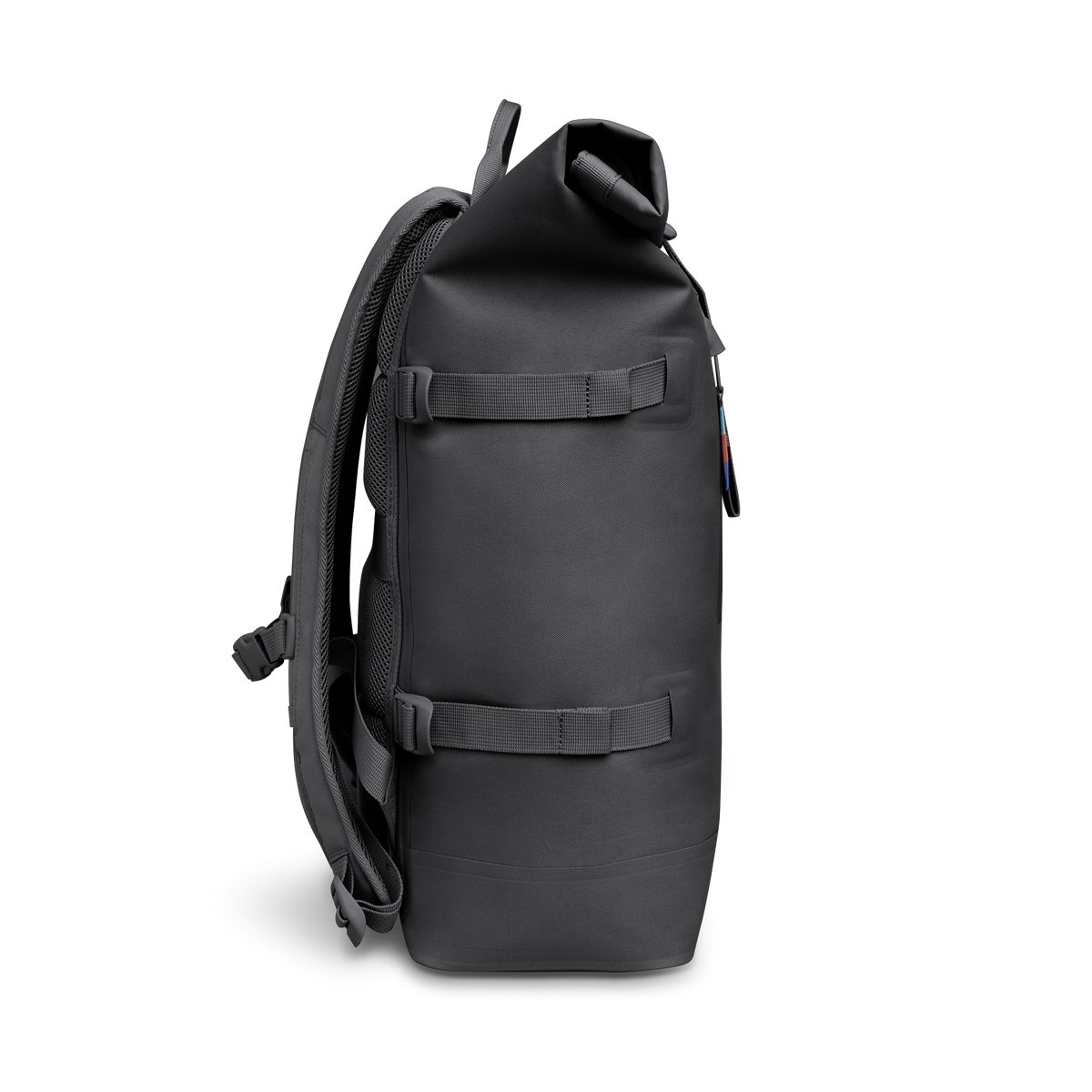 ROLLTOP Rucksack in shark (Dunkelgrau) als Seitenansicht.