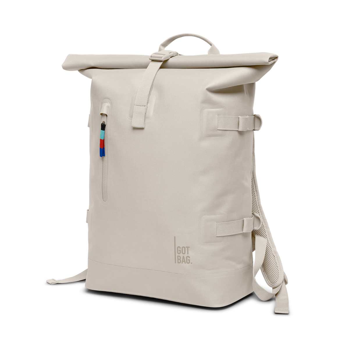 ROLLTOP Rucksack in soft shell (warmes Cremeweiß) in diagonaler Ansicht.