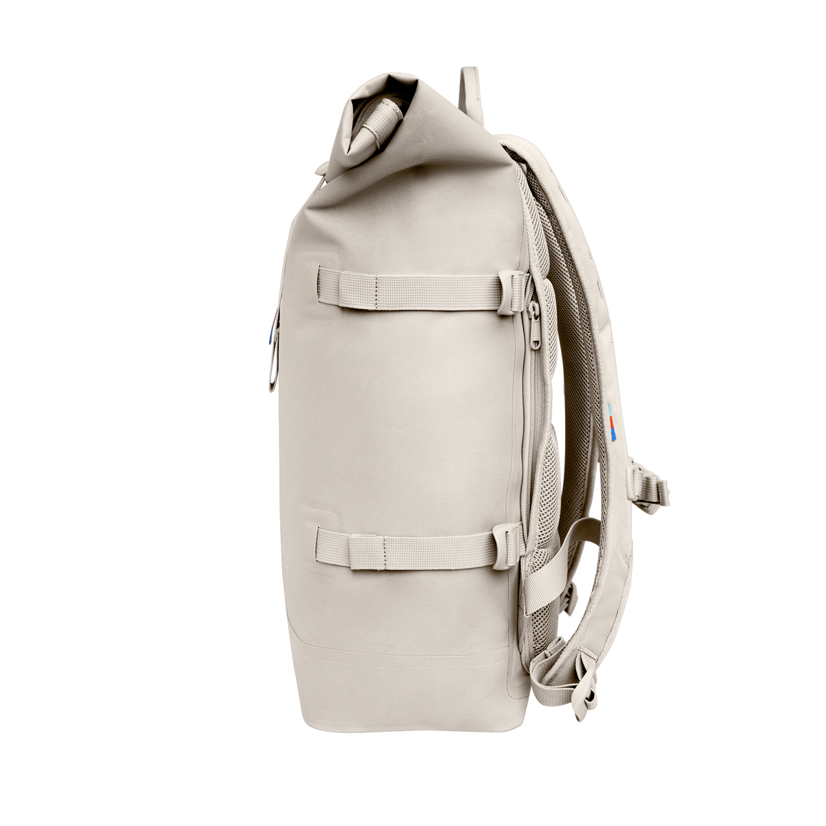 ROLLTOP Rucksack in soft shell (warmes Cremeweiß) als Seitenansicht.