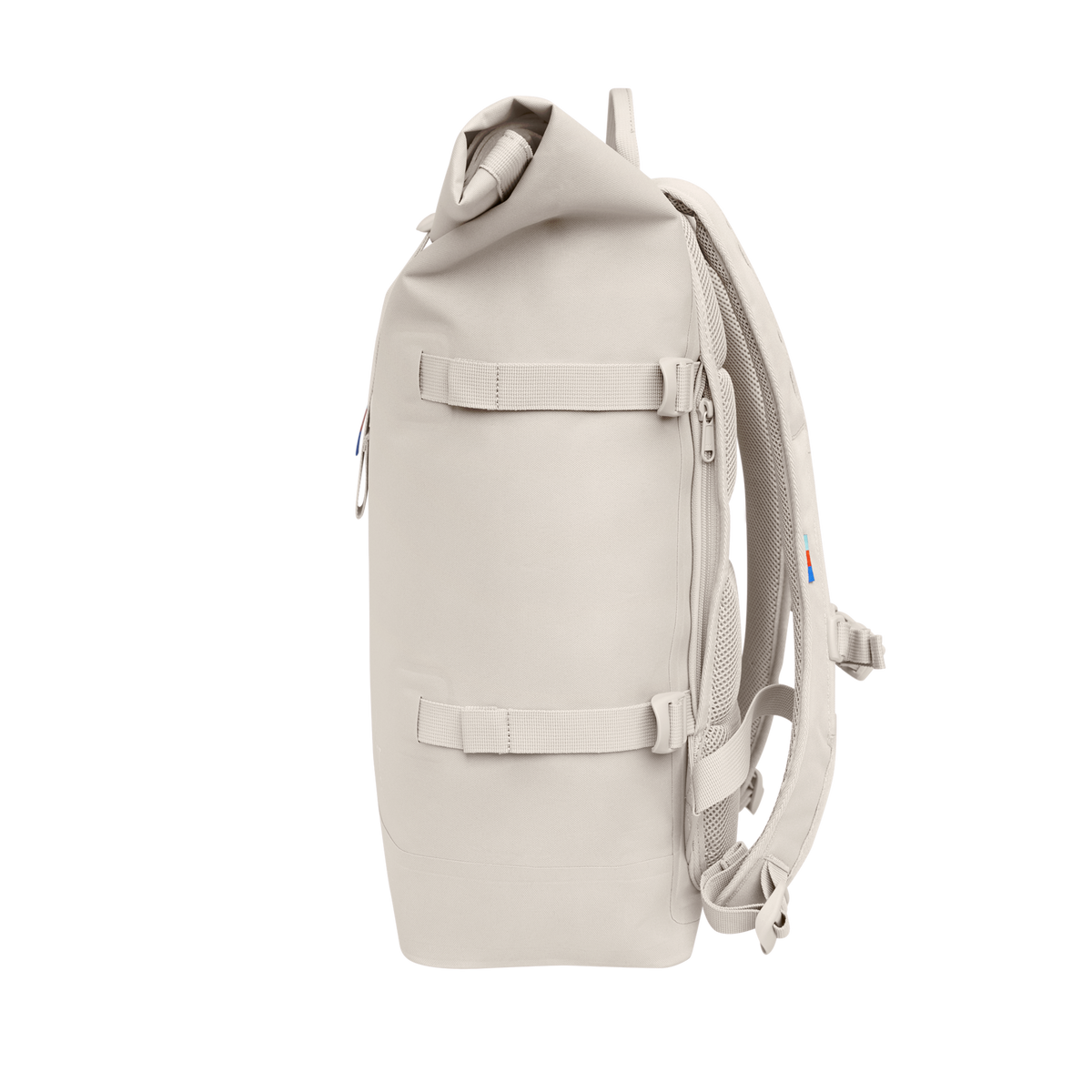 ROLLTOP Rucksack in soft shell (warmes Cremeweiß) als Seitenansicht.