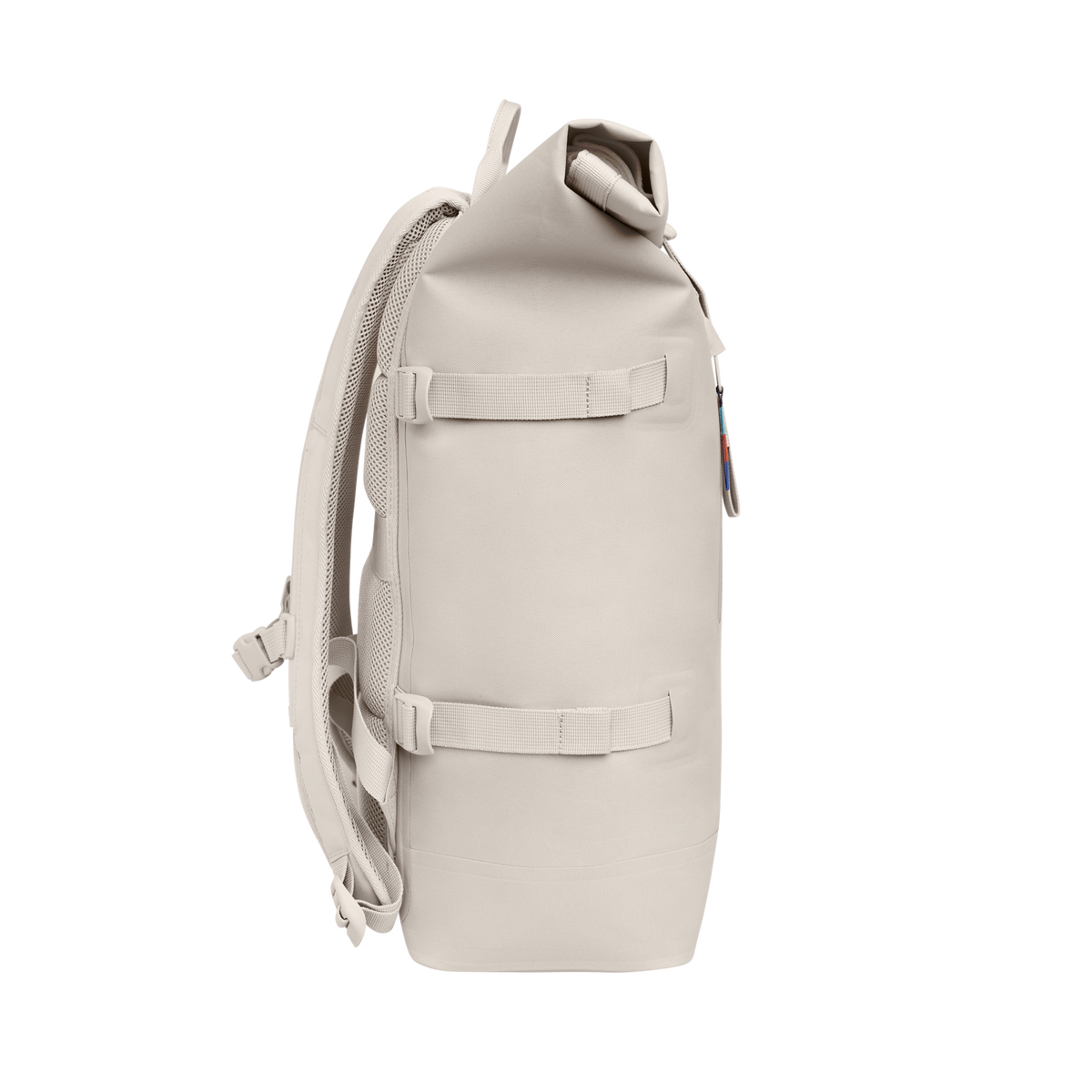 ROLLTOP Rucksack in soft shell (warmes Cremeweiß) in Seitenansicht.