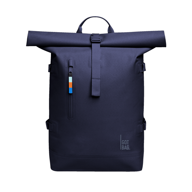 ROLLTOP batoh in tide (tmavě modrá s fialovým nádechem) jako studiový snímek zepředu.