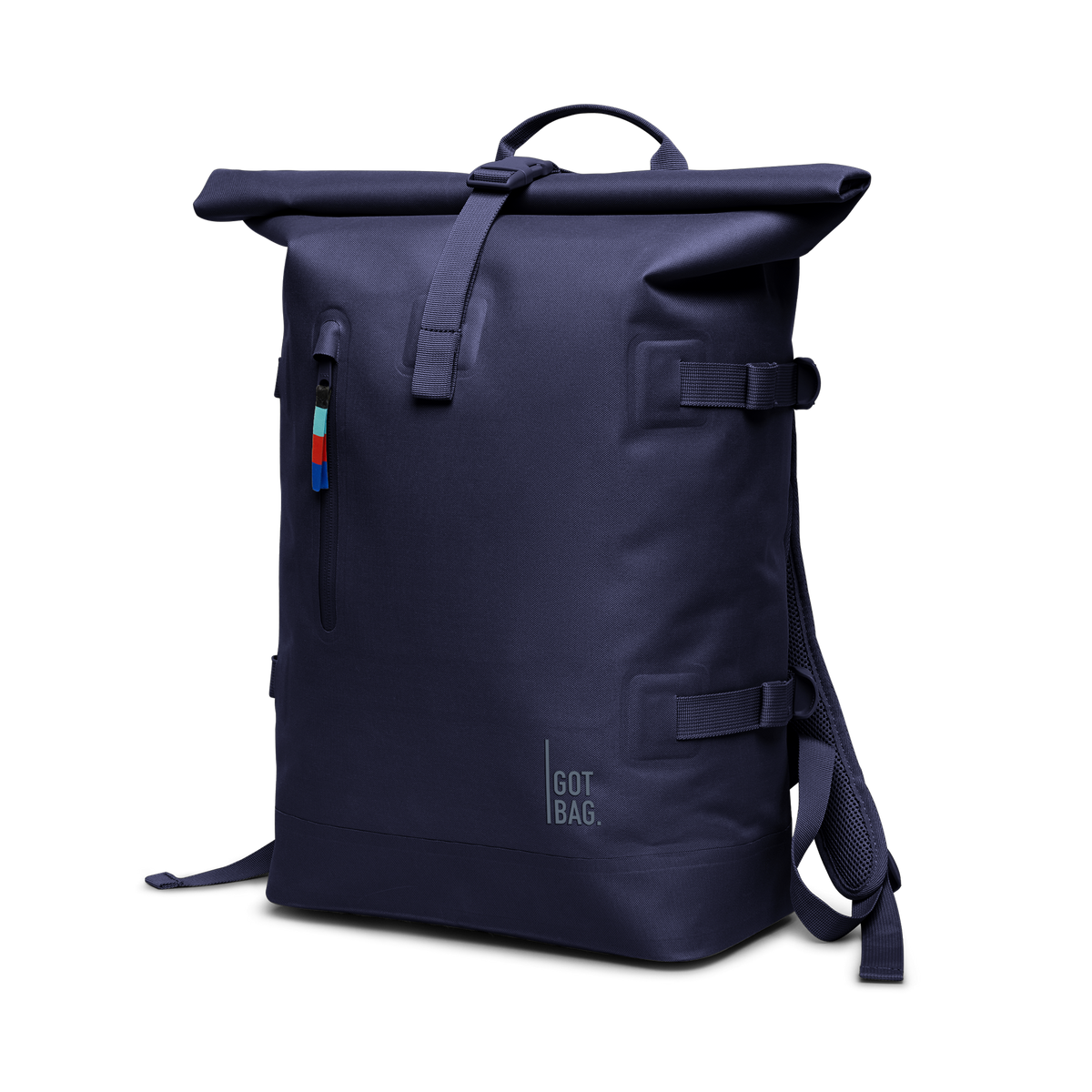 ROLLTOP Rucksack in tide (tiefes Dunkelblau mit Lilastich) in diagonaler Frontansicht.