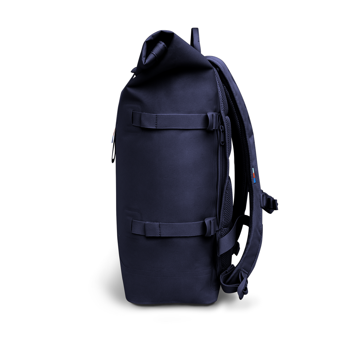 ROLLTOP Rucksack in tide (tiefes Dunkelblau mit Lilastich) in Seitenansicht.