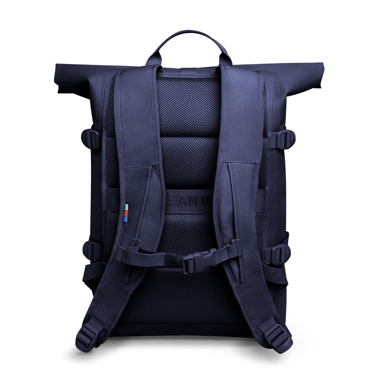 ROLLTOP 2.0 Rucksack in tide (tiefes Dunkelblau mit Lilastich) in Rückenansicht.