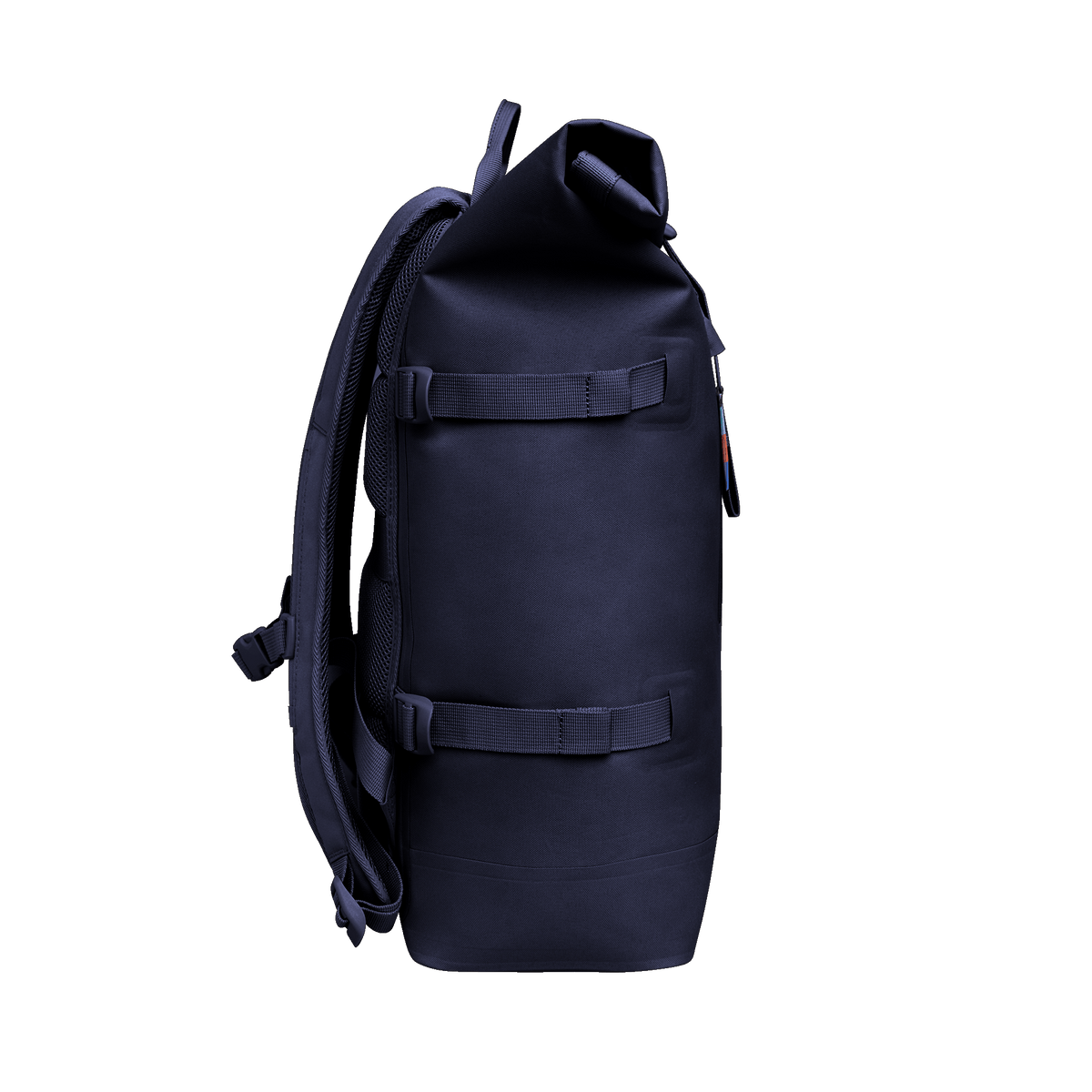 ROLLTOP 2.0 Rucksack in tide (tiefes Dunkelblau mit Lilastich) in Seitenansicht.