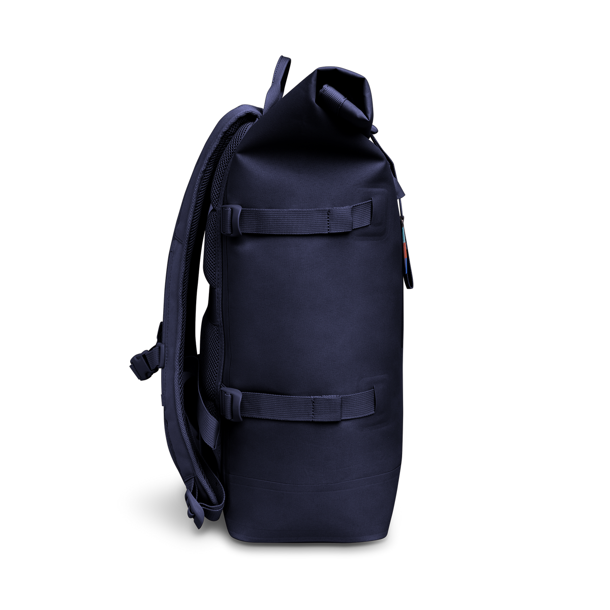 ROLLTOP Rucksack in tide (tiefes Dunkelblau mit Lilastich) als Studioaufnahme in Seitenansicht.