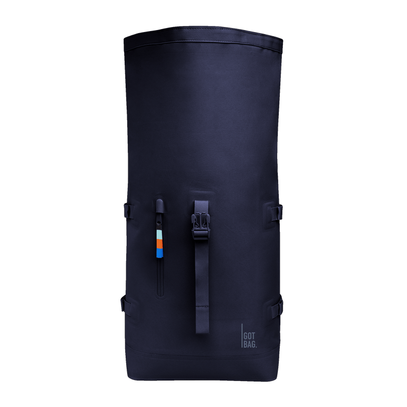 ROLLTOP Rucksack in tide (tiefes Dunkelblau mit Lilastich) als Studioaufnahme in Frontansicht.