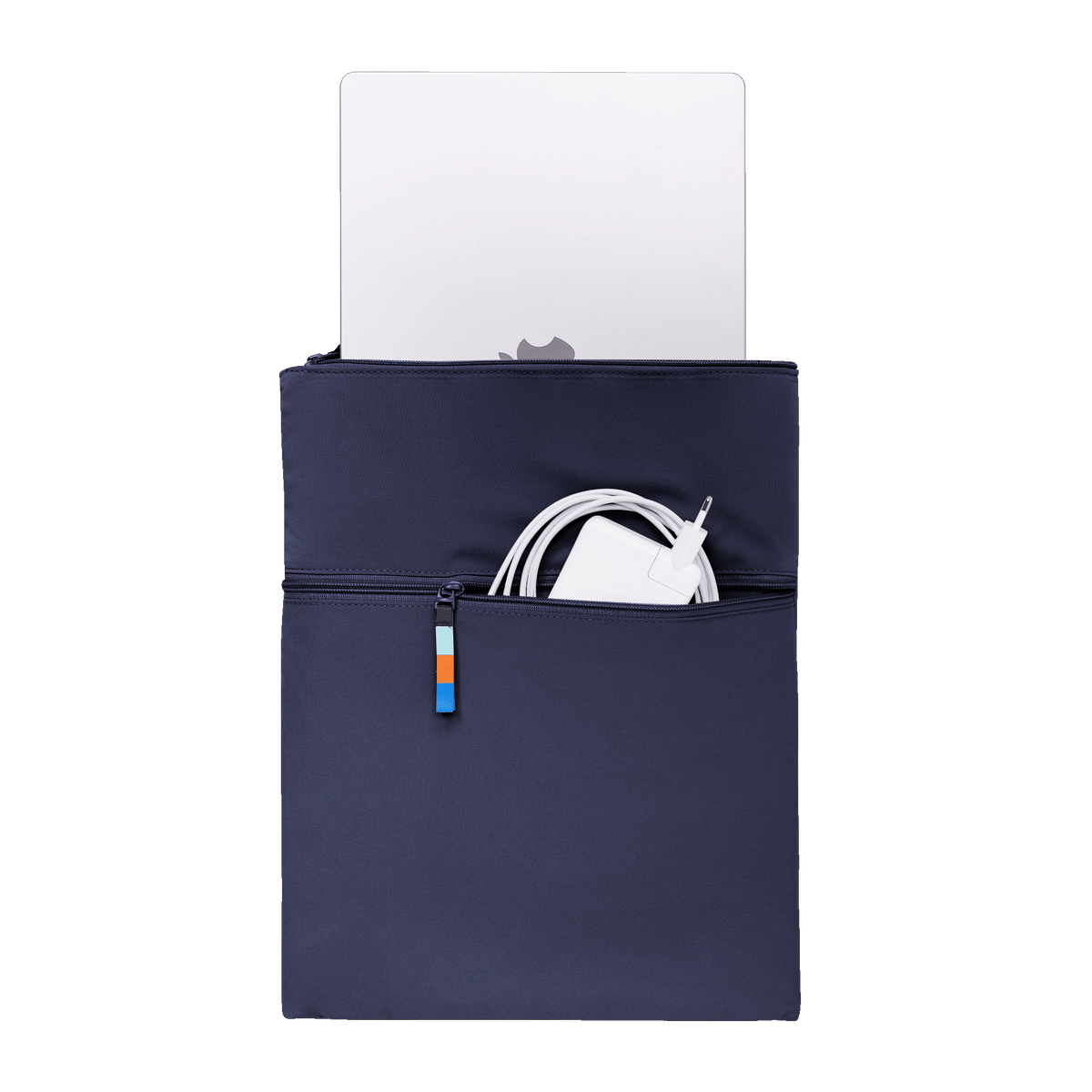 ROLLTOP 2.0 Tasche in tide (tiefes Dunkelblau mit Lilastich) mit Laptop und Ladegerät in Frontansicht.