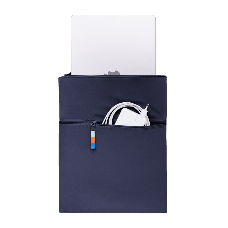 ROLLTOP Tasche in tide (tiefes Dunkelblau mit Lilastich), Frontansicht mit Laptop und Ladekabel im geöffneten Fach.