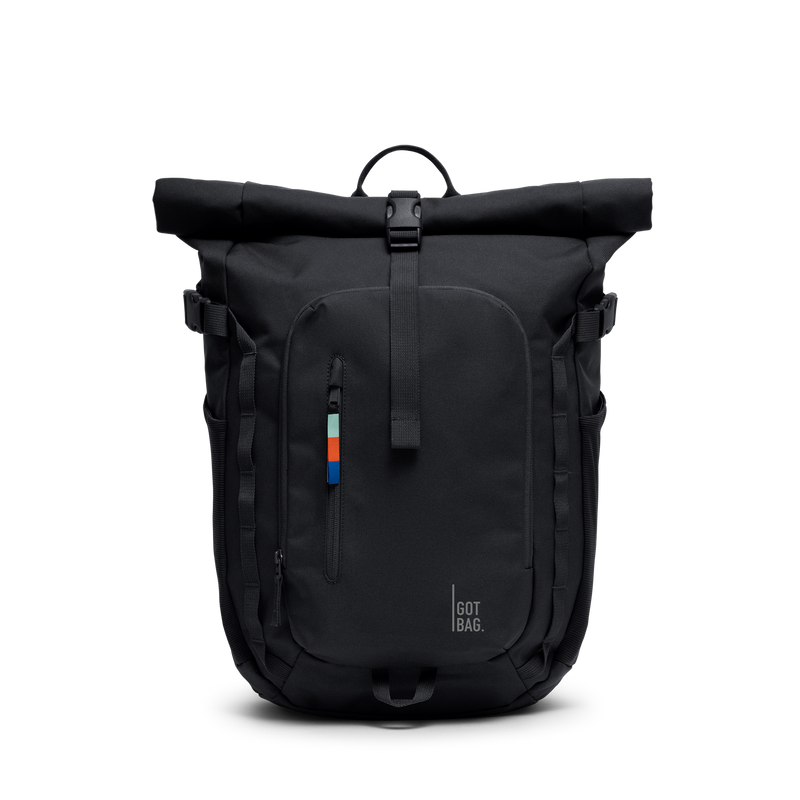 ROLLTOP ADVENTURE sac à dos en black (noir) comme une prise de vue studio de face.