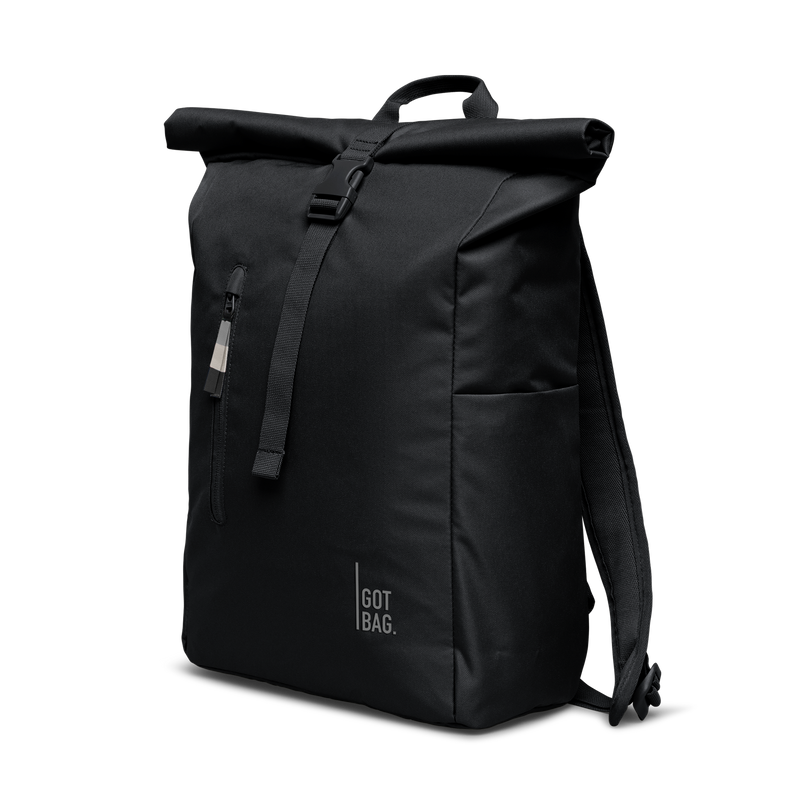 ROLLTOP EASY Rucksack in black (Schwarz) mit Schnallenverschluss, diagonale Ansicht.