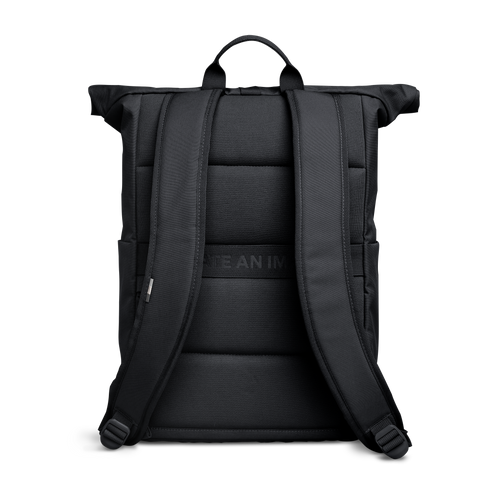 ROLLTOP EASY Monochrome Edition Rucksack in black (Schwarz) als Studioaufnahme in Rückansicht.