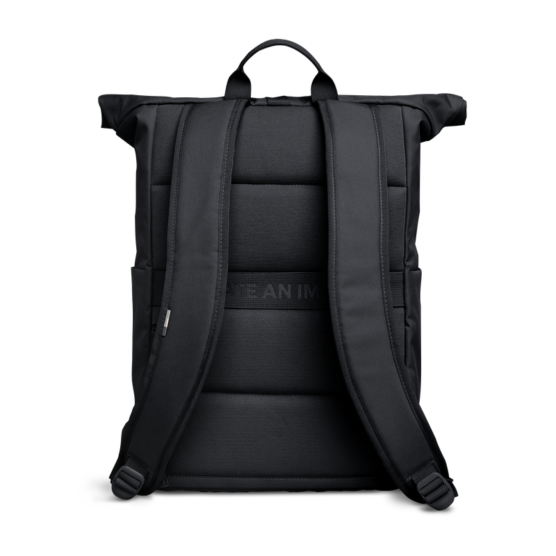ROLLTOP EASY Monochrome Edition Rucksack in black (Schwarz) als Studioaufnahme in Rückansicht.