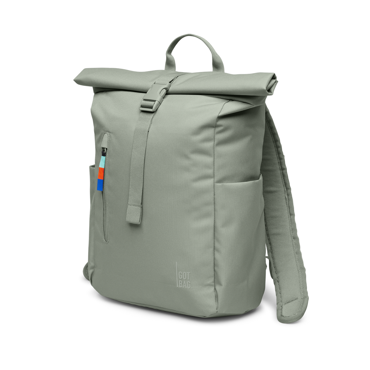 ROLLTOP EASY SMALL Rucksack in bass (Salbeigrün) in diagonaler Ansicht.