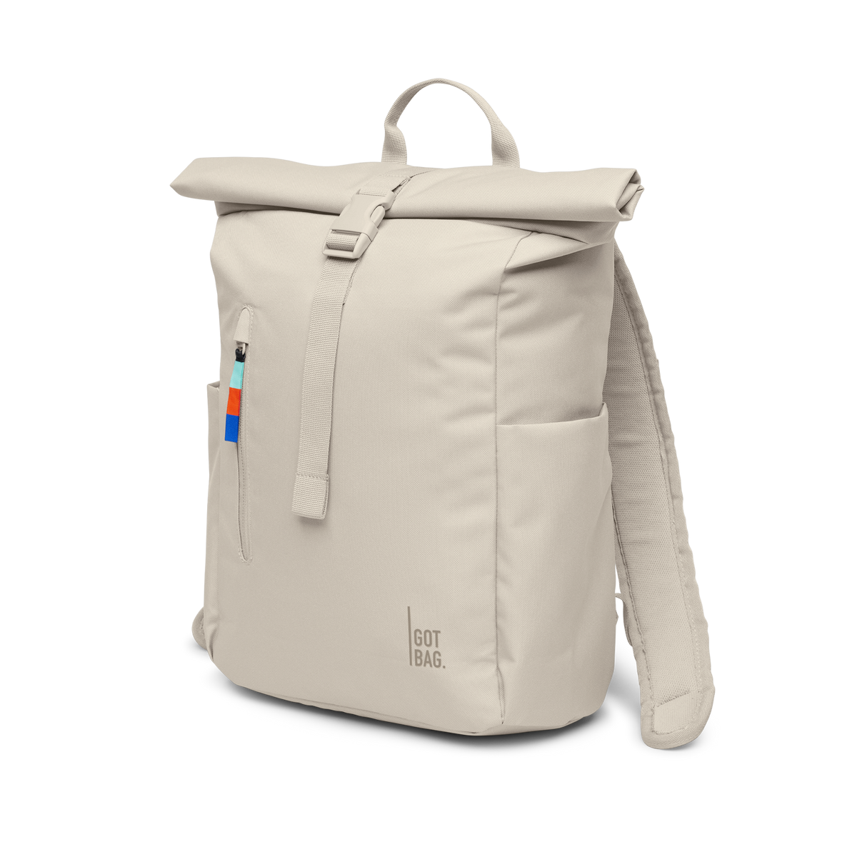 ROLLTOP EASY SMALL Rucksack in soft shell (warmes Cremeweiß) in Diagonalansicht.