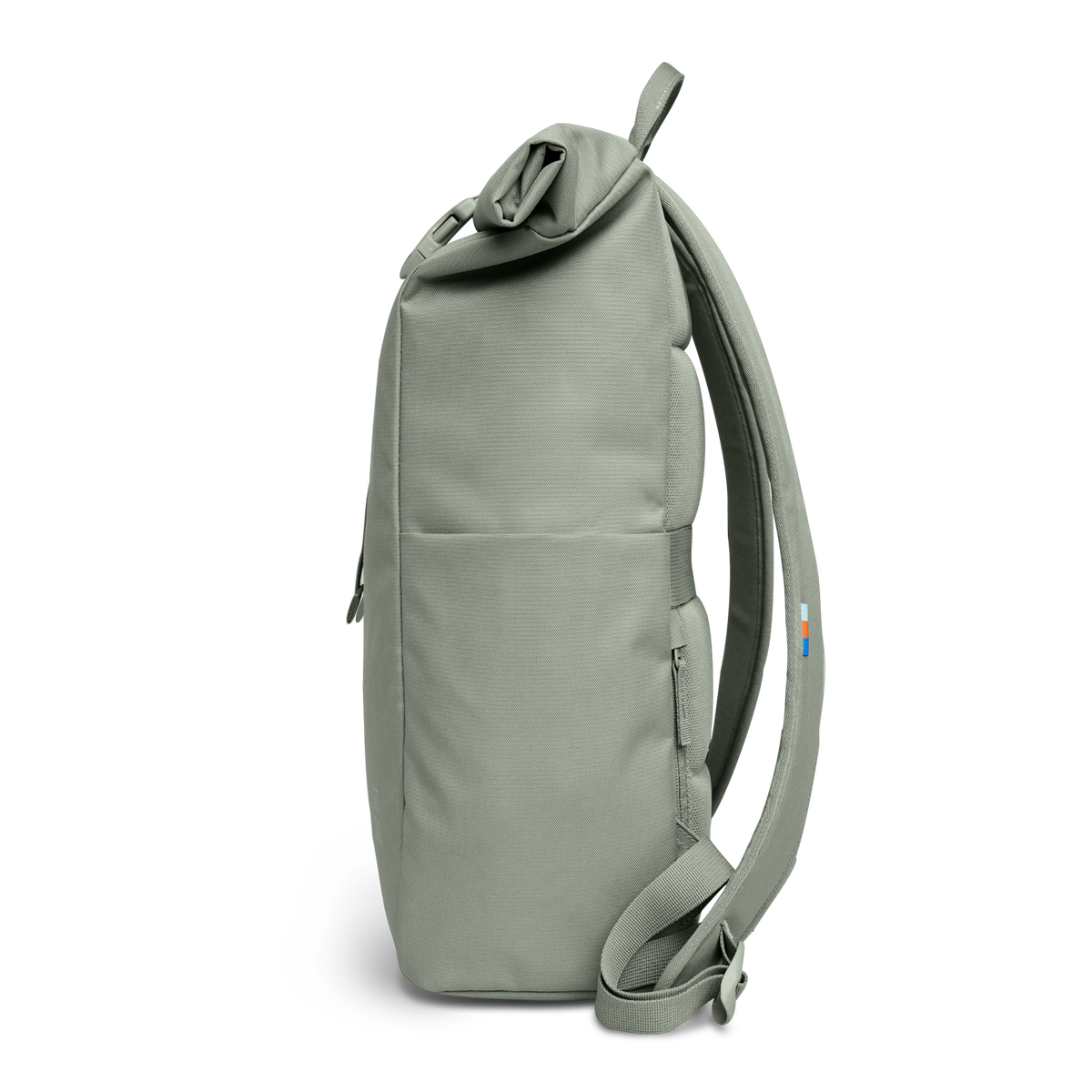 ROLLTOP EASY Rucksack in bass (Salbeigrün) in Seitenansicht.