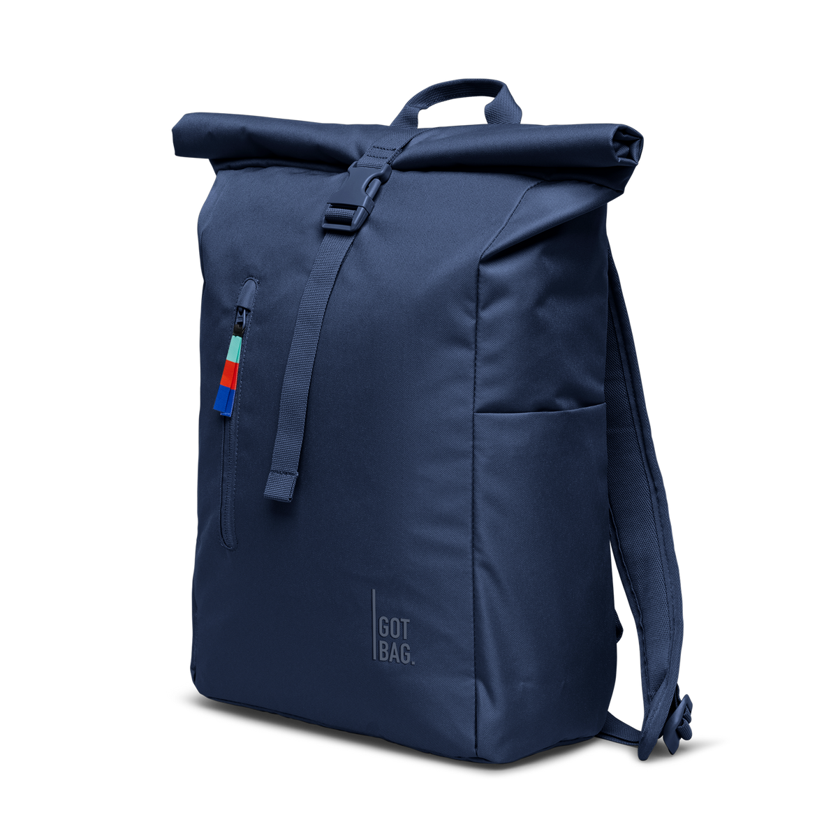 ROLLTOP EASY Rucksack in deep ocean (dunkles Marineblau) in Diagonale Ansicht.