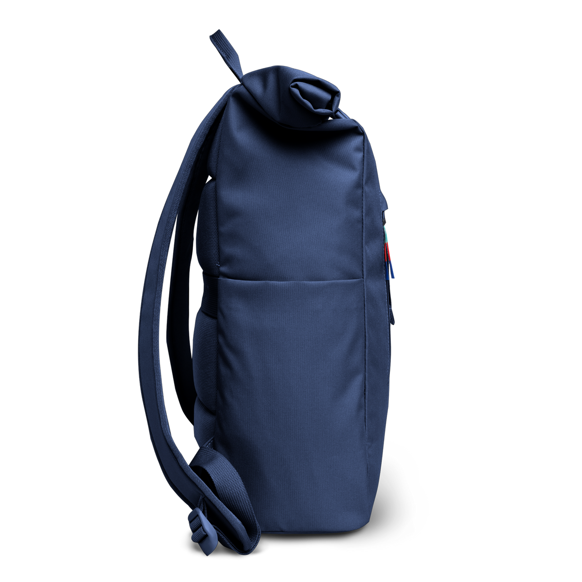 ROLLTOP EASY Rucksack in deep ocean (dunkles Marineblau) als Seitenansicht.