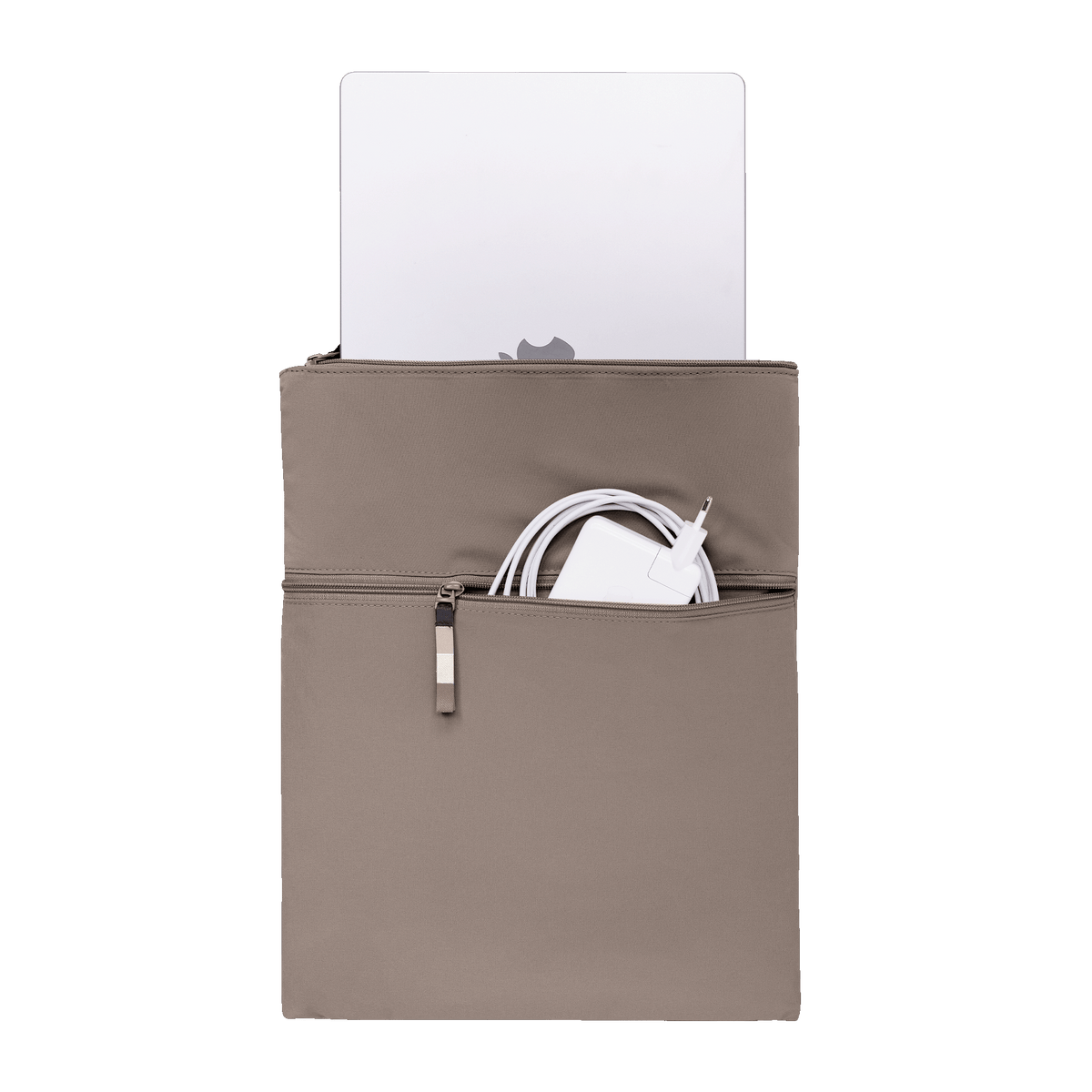 ROLLTOP LITE Rucksack in oyster (klassisches Taupe-Braun) mit Laptop und Ladegerät in offenen Fächern.