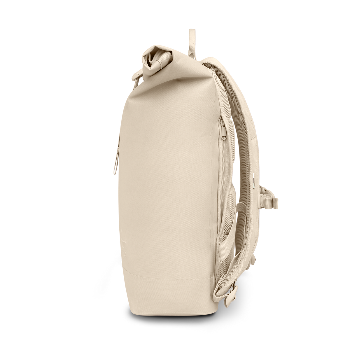ROLLTOP LITE MONOCHROME EDITION Rucksack in salt (warmes Cremeweiß) als Studioaufnahme in Seitenansicht.