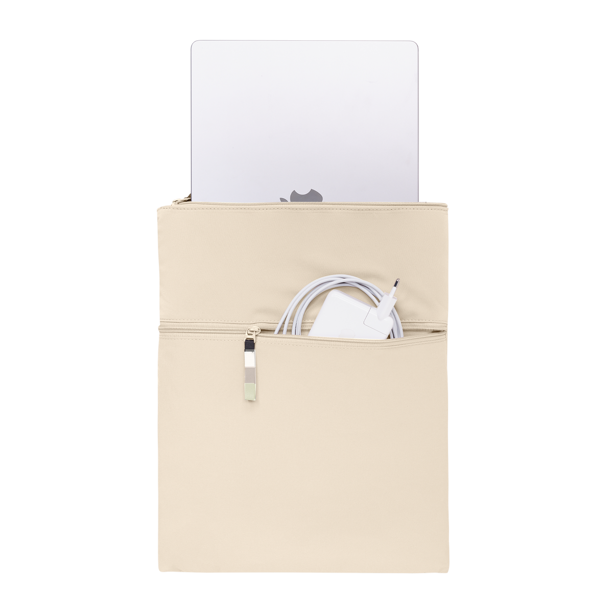 ROLLTOP LITE Rucksack in salt (warmes Cremeweiß) mit Laptop und Ladegerät im vorderen Fach.