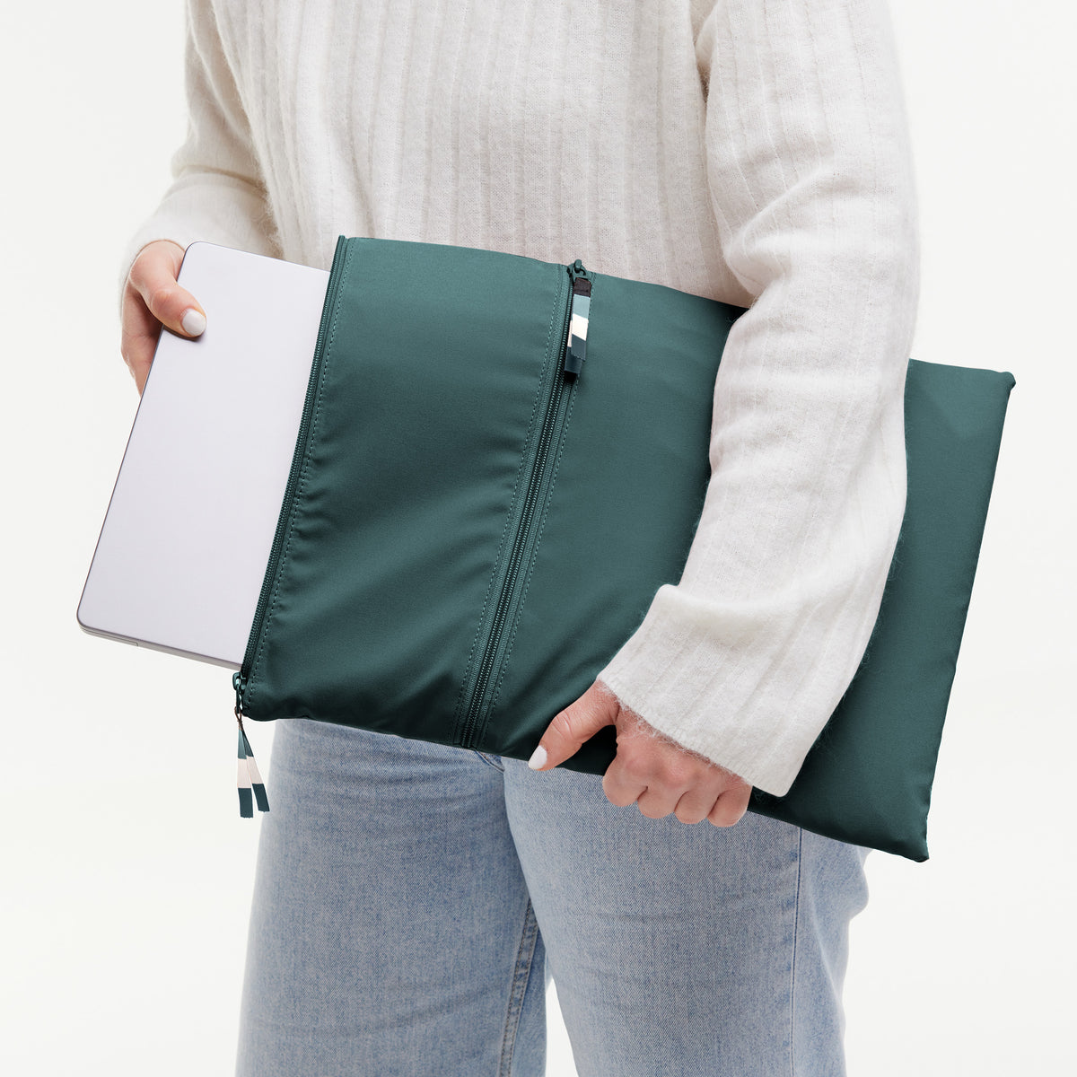 ROLLTOP LITE 2.0 Monochrome Edition Tasche in sea teal (kühles Türkisgrün) von einer Frau in der Hand gehalten.