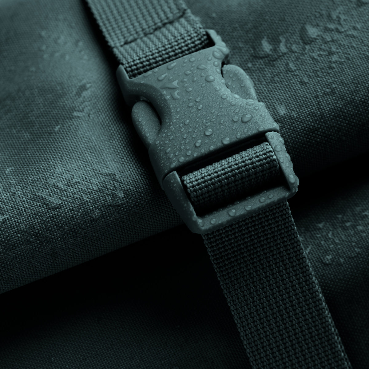ROLLTOP LITE 2.0 Monochrome Edition Rucksack in sea teal (kühles Türkisgrün) Detailaufnahme.