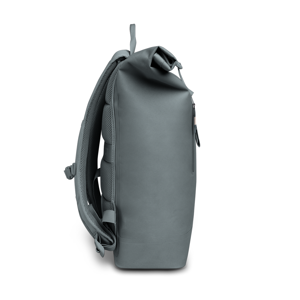 ROLLTOP LITE Rucksack in basalt (graues Eisblau) mit Rollverschluss und gepolsterten Schultergurten, in Seitenansicht.