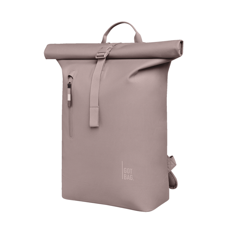 ROLLTOP LITE Rucksack in blobfish (dunkles Altrosa) als Studioaufnahme in diagonaler Ansicht.