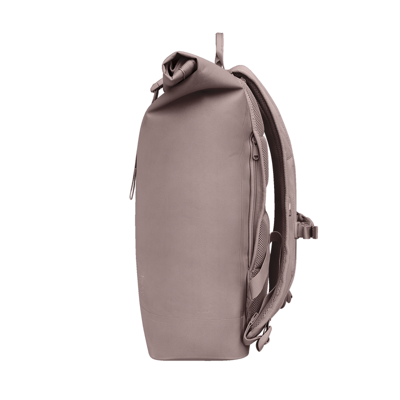 ROLLTOP LITE Rucksack in blobfish (dunkles Altrosa) als Seitenansicht.