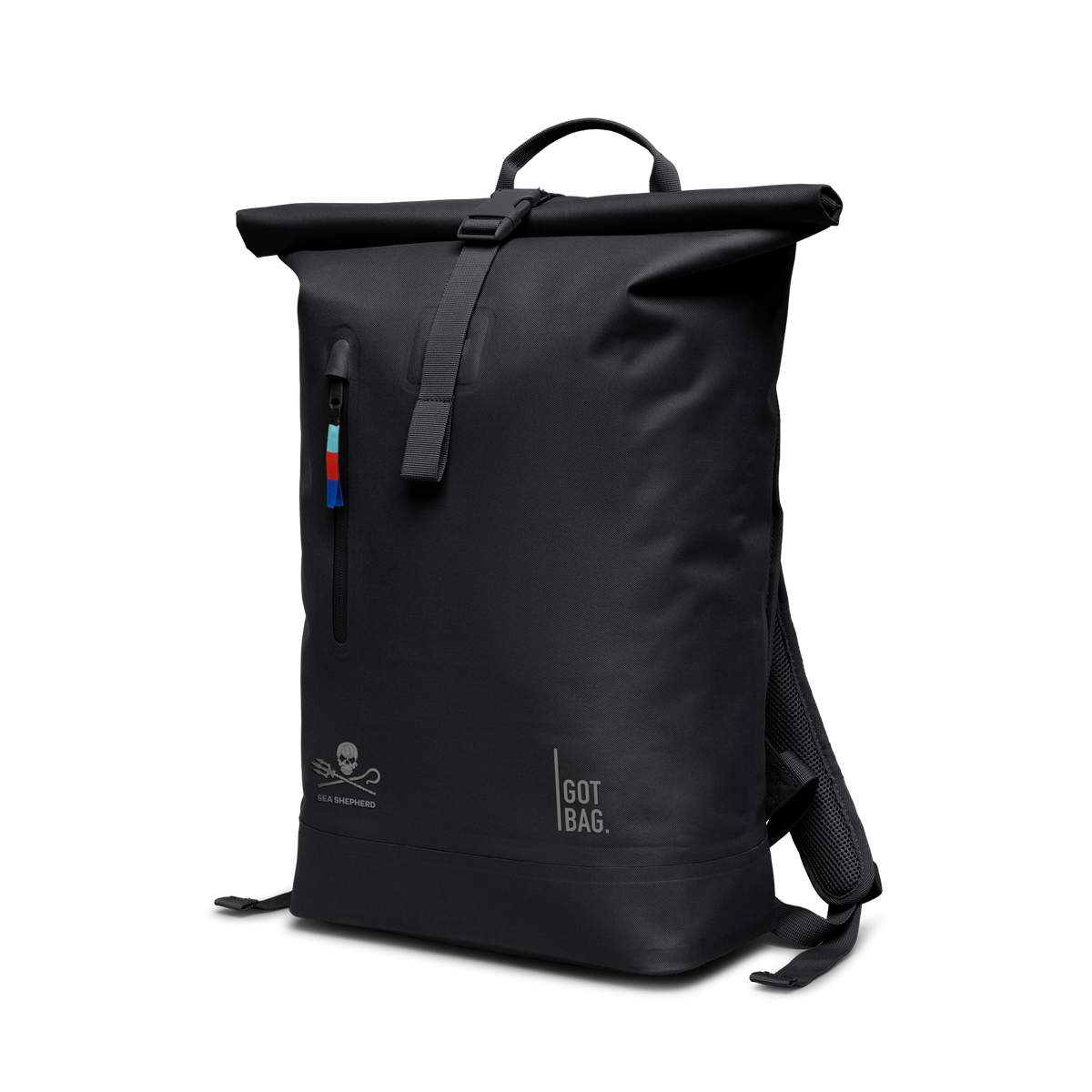 ROLLTOP LITE Rucksack in black (Schwarz) als Studioaufnahme in diagonaler Ansicht.