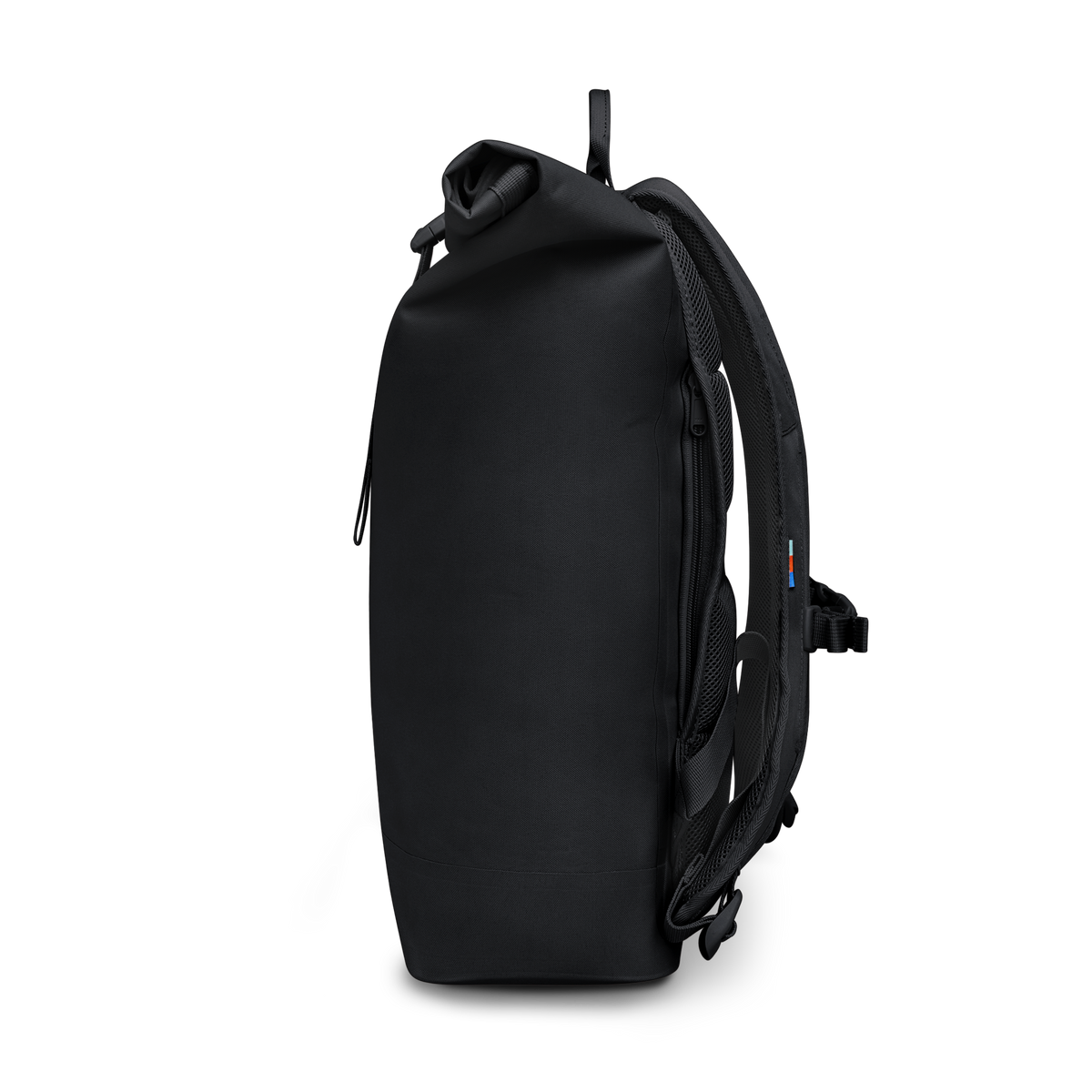 ROLLTOP LITE Rucksack in black (Schwarz) als Studioaufnahme in Seitenansicht.