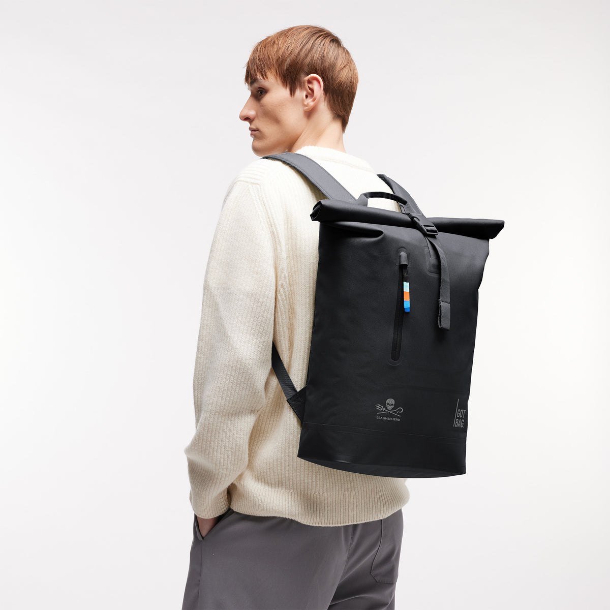 ROLLTOP LITE 2.0 Sea Shepherd Rucksack in black (Schwarz) von einem Mann auf dem Rücken getragen.