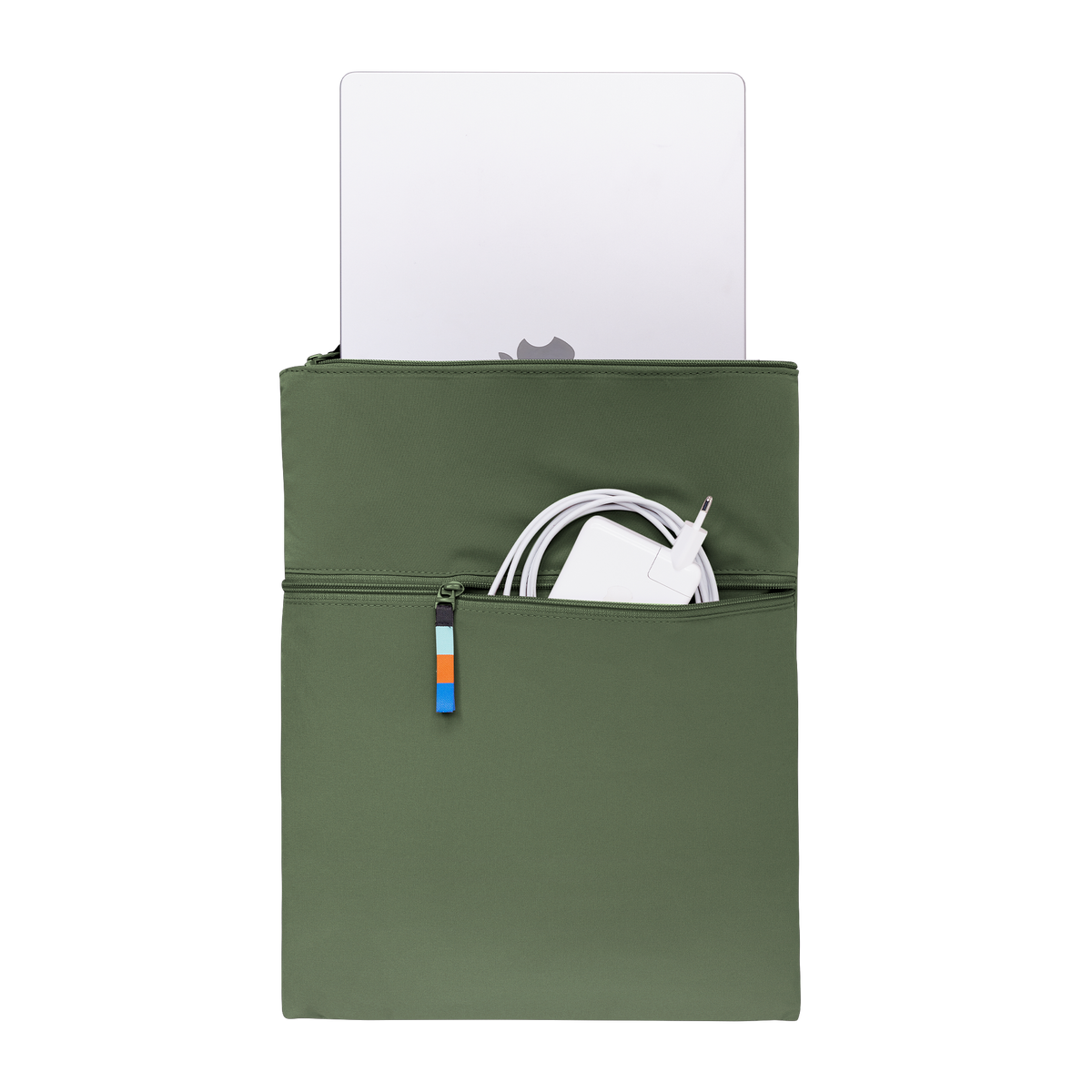 ROLLTOP LITE Rucksack in algae (Dunkelgrün mit Graustich) als Studioaufnahme in Frontansicht, mit Laptop und Ladegerät.