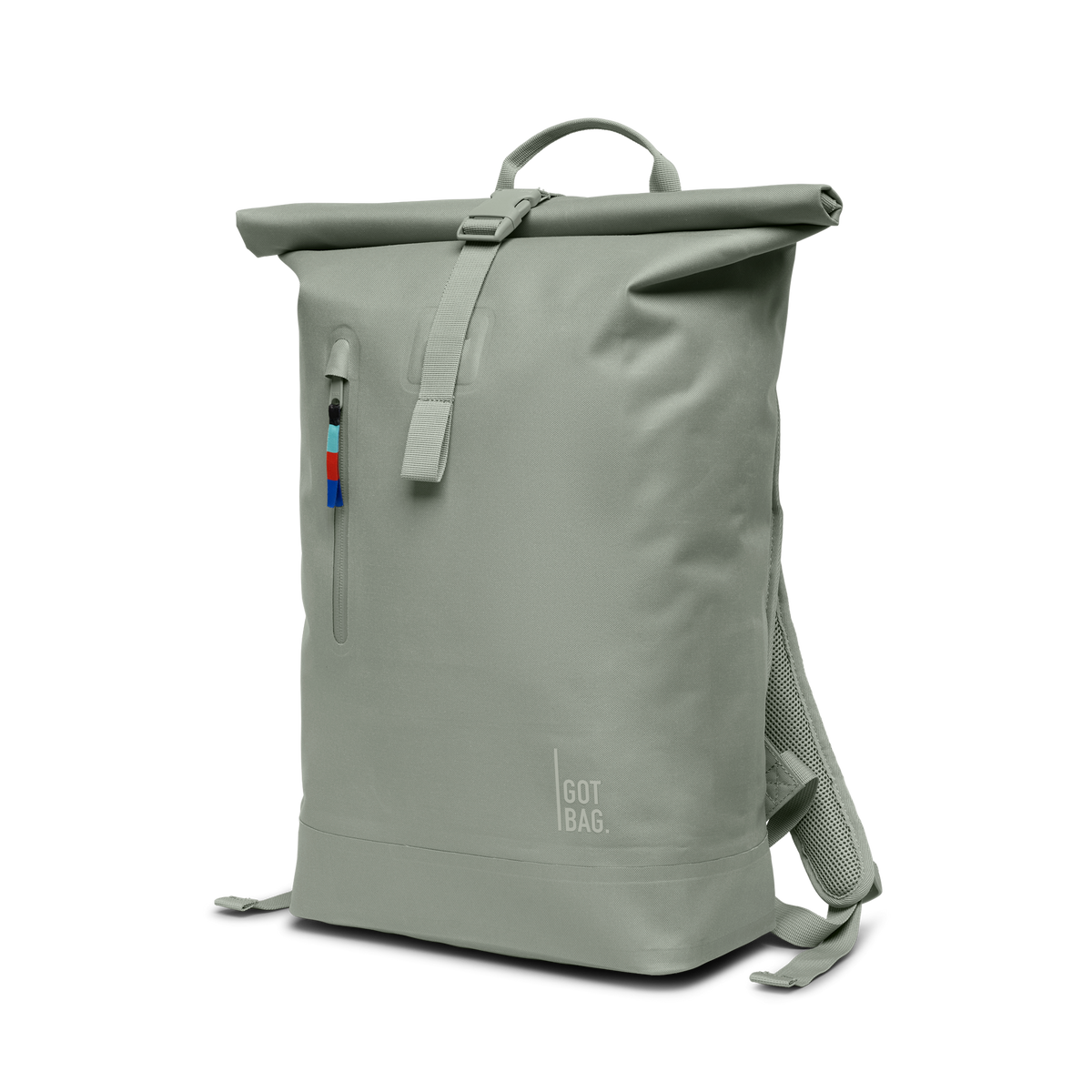 ROLLTOP LITE Rucksack in bass (Salbeigrün) in diagonaler Ansicht.