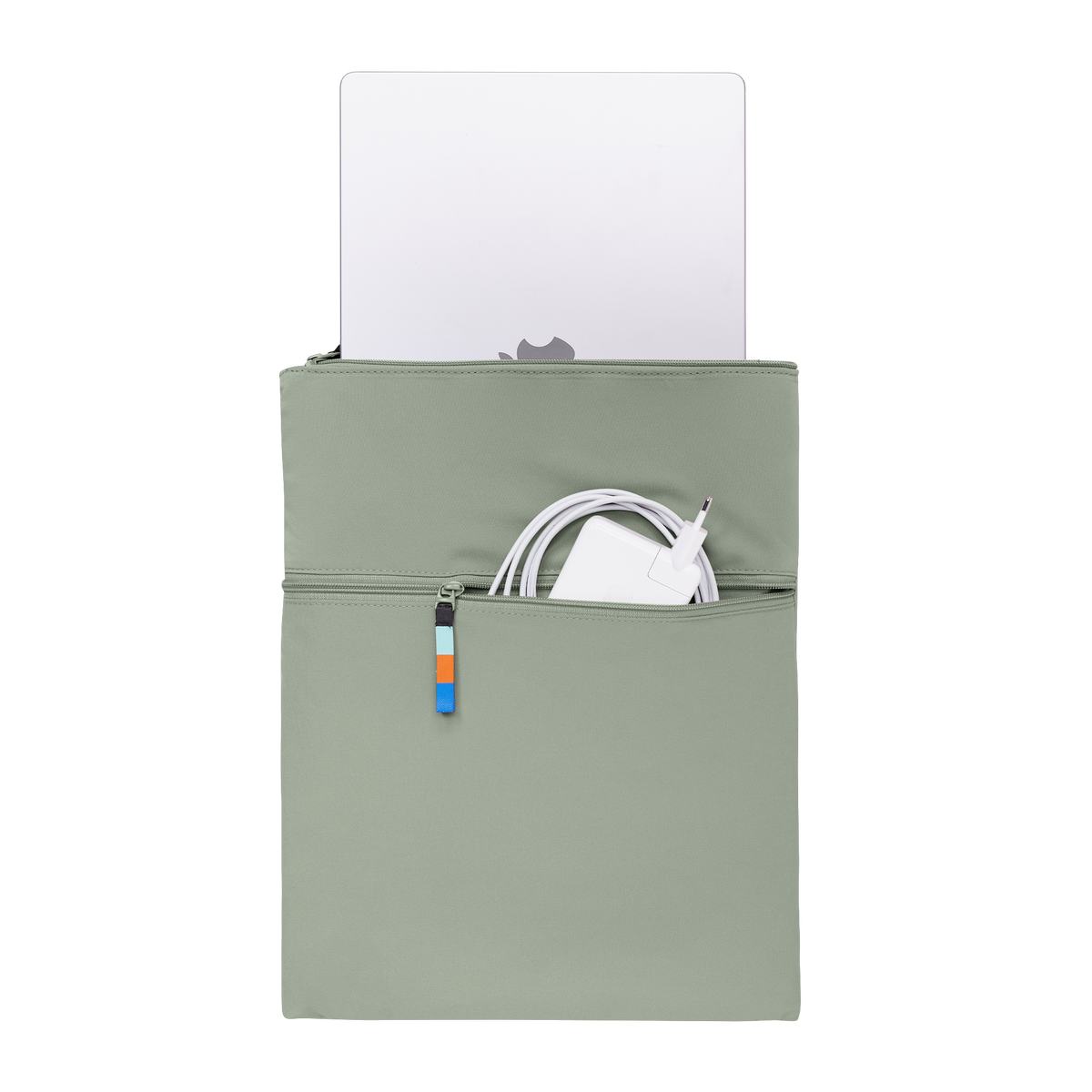 ROLLTOP LITE 2.0 Tasche in bass (Salbeigrün) mit Laptop und Ladezubehör in der Vordertasche.