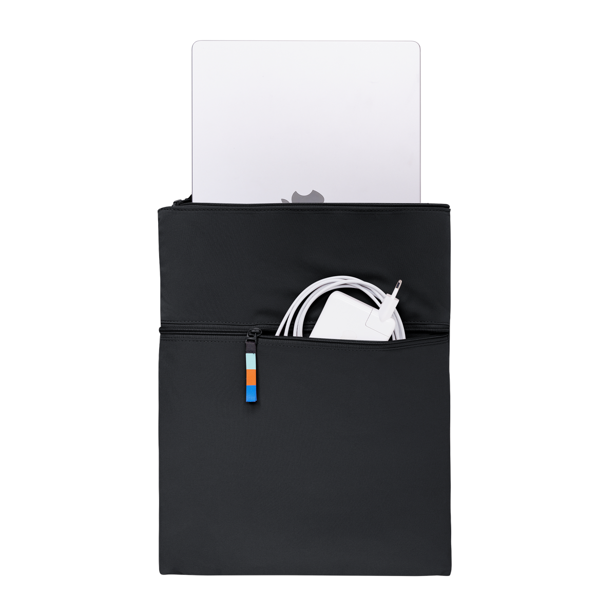 ROLLTOP LITE Accessoires in black (Schwarz) mit Laptop und Ladezubehör in den Fächern.