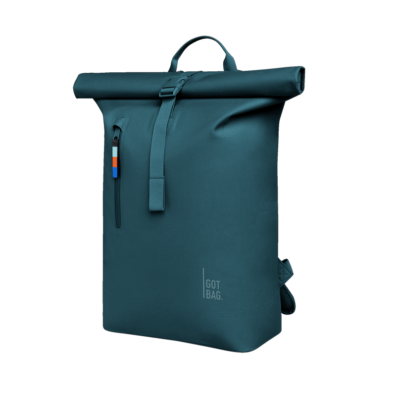 ROLLTOP LITE Rucksack in cliff (dunkles Petrol) in diagonaler Ansicht.
