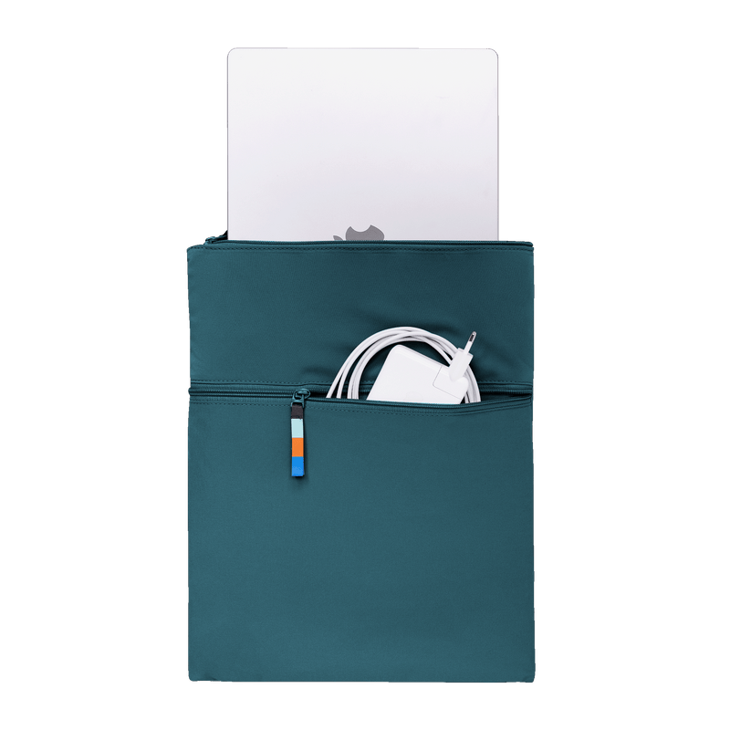 ROLLTOP LITE Tasche in cliff (dunkles Petrol) mit Laptop & Ladekabel in den Fächern, Frontansicht.