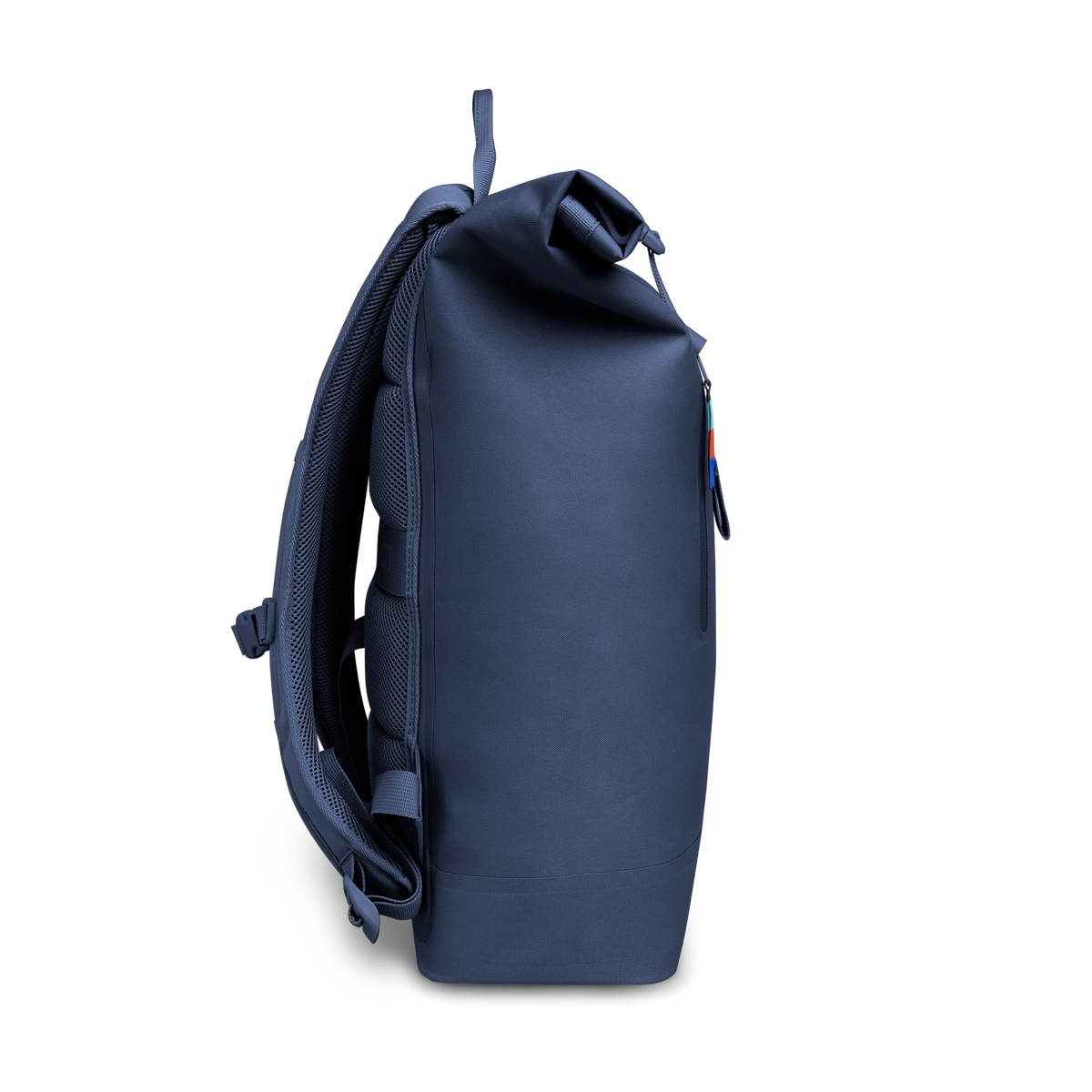 ROLLTOP LITE Rucksack in deep ocean (dunkles Marineblau) als Seitenansicht.