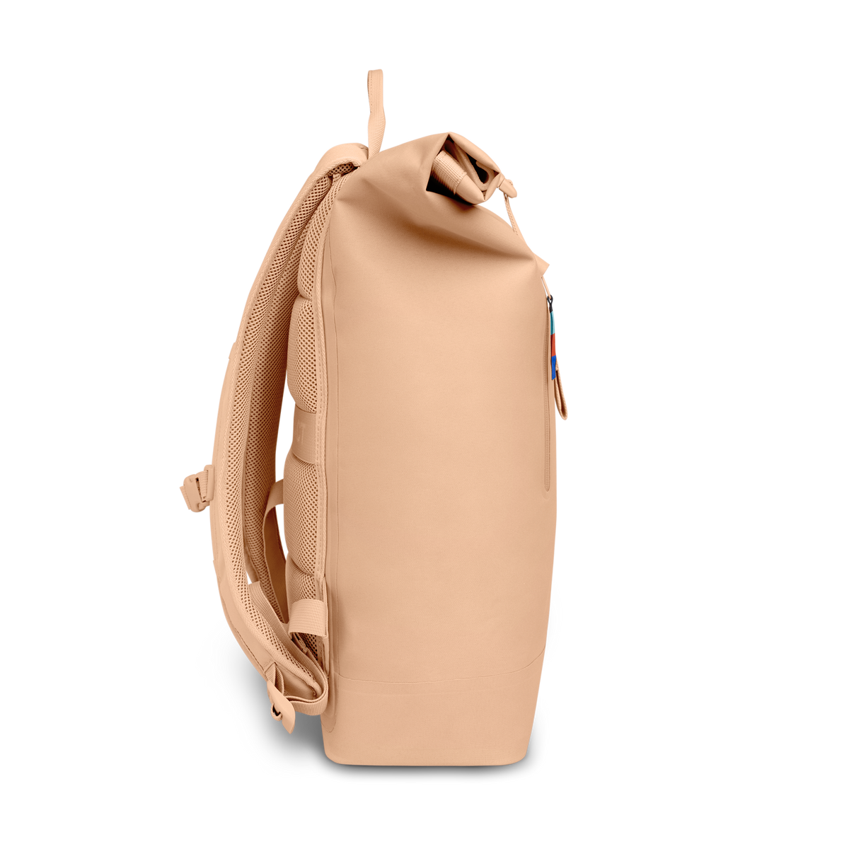 ROLLTOP LITE Rucksack in krill (frischer pastellfarbener Pfirsichton) als Studioaufnahme in Seitenansicht.