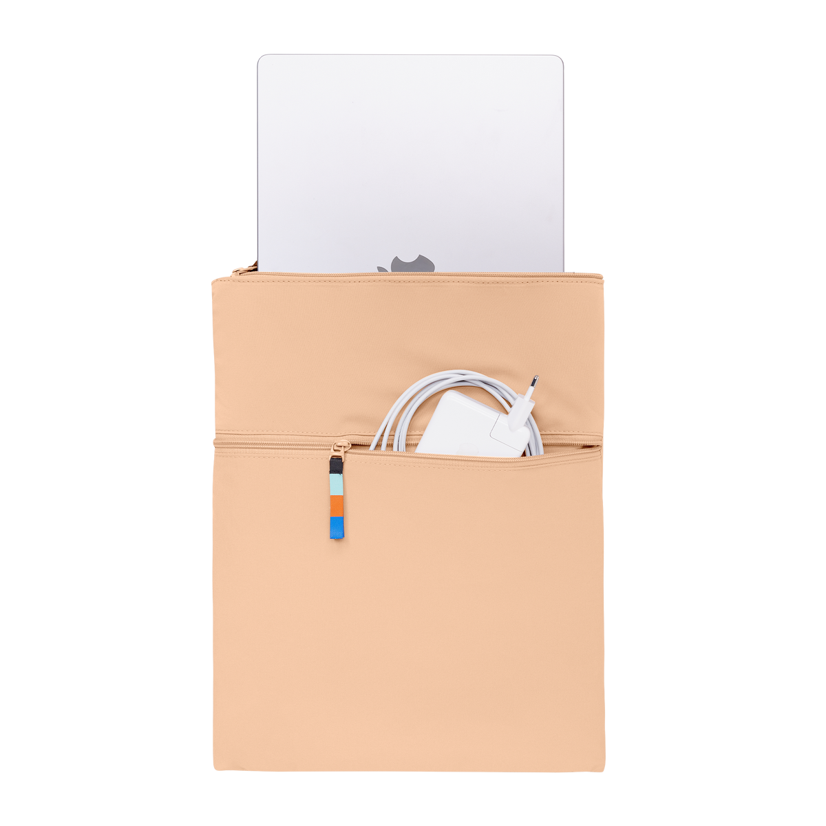 ROLLTOP LITE Accessoire in krill (frischer pastellfarbener Pfirsichton) mit Laptop und Ladezubehör in Frontansicht.