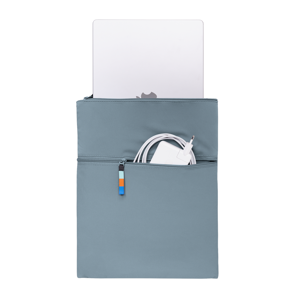 ROLLTOP LITE Accessoire in marlin (grau-blau) als Frontansicht mit Laptop und Ladegerät.