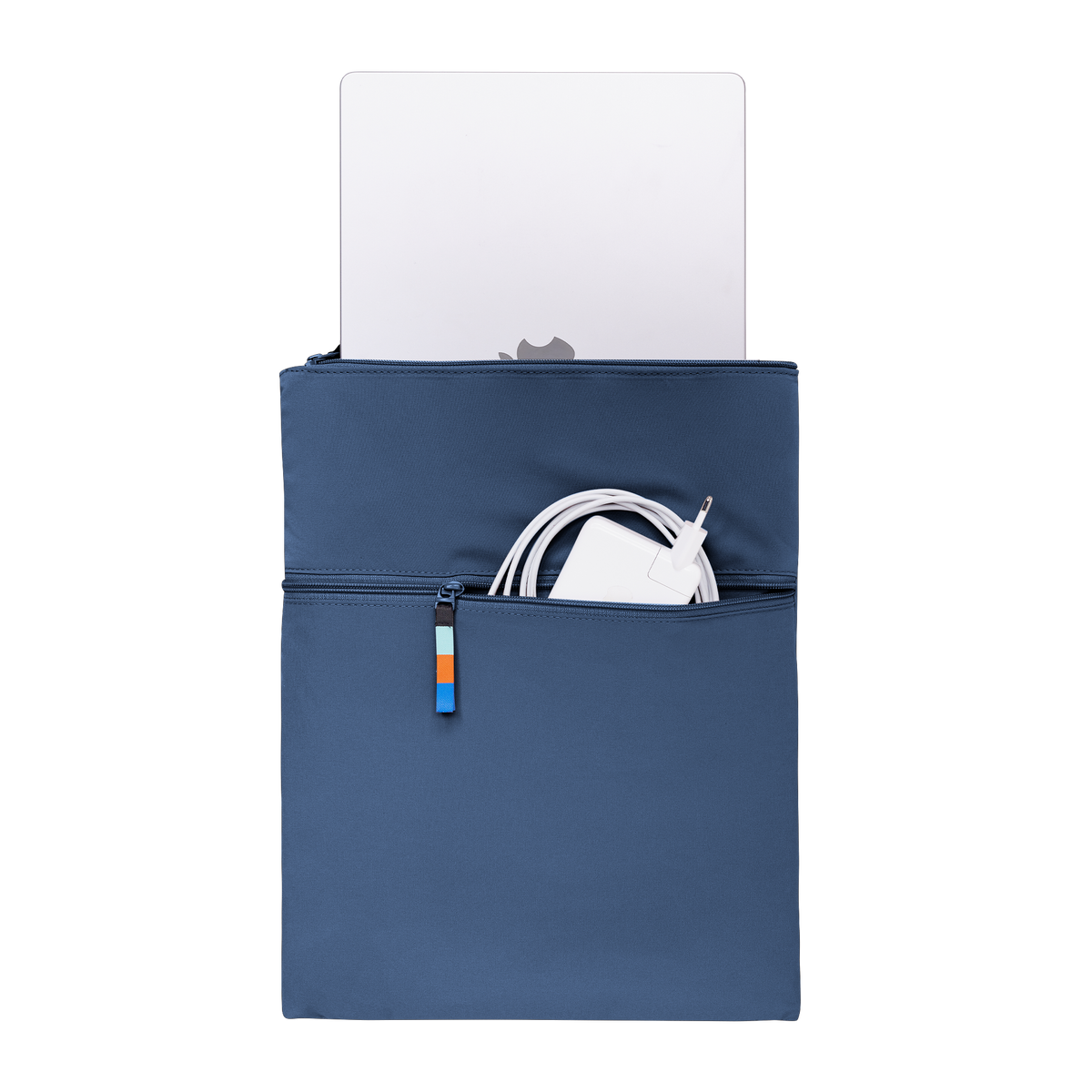 ROLLTOP LITE Accessoires in ocean blue (Marineblau) mit einem teilweise sichtbaren Laptop und Ladegerät in einer Fronttasche.