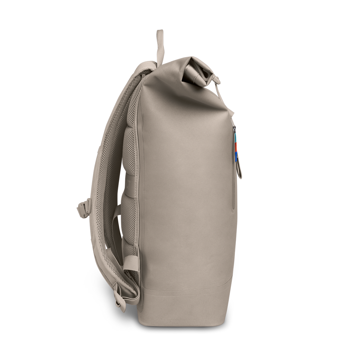 ROLLTOP LITE Rucksack in scallop (helles Beige) als Studioaufnahme in Seitenansicht.