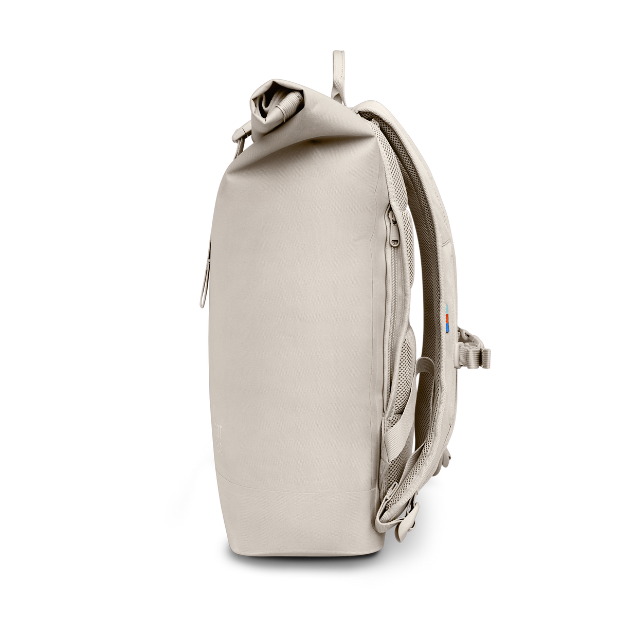 ROLLTOP LITE Rucksack in soft shell (warmes Cremeweiß) als Seitenansicht.